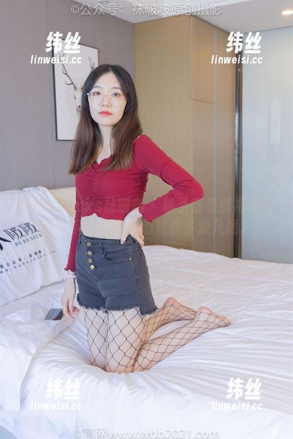 BoBoSocks袜啵啵 - 稚予穿着旗袍的图片，下载后不小心就想多放几眼。
