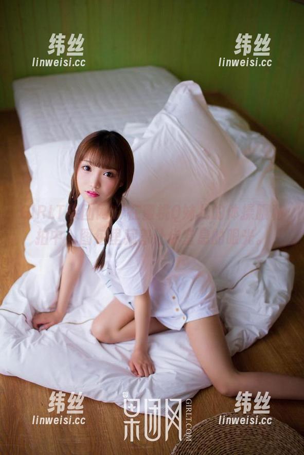 GIRLT果团网 - 在蜜桃Q妹儿的体操服私拍中，图包里藏着让你窒息的眼光。