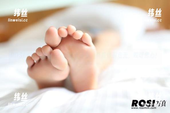 ROSI-小莉 ROSI - 小莉的丝袜:原图告诉你,真香但别走光,哎呀佛心!