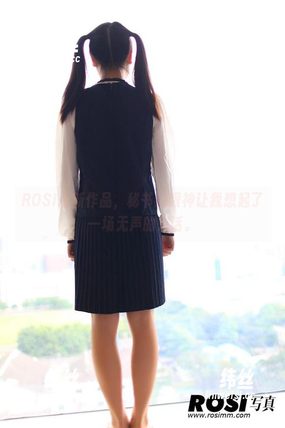 ROSI最新作品，秘书的眼神让我想起了一场无声的对话。