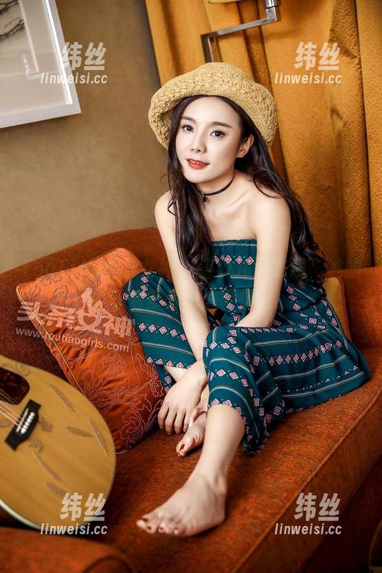 TouTiao头条女神 - 信悦儿待在线，她的牛仔裤却开始搞事情啦！
