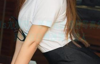 UGirls尤果网 – 松果儿的夏日写真分享，竟然在白色沙滩上撩人
