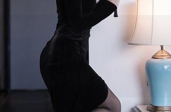 Xiuren秀人网 – 新的图集中小茉莉jasmine的礼服有时显得优雅，有时又有些叛逆，我脑海这能装个八卦吗？