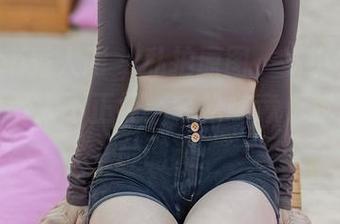 Xiuren秀人网 – 私拍原图，岁小岁在白裙中显得太不正经：轻松随意，我喜欢这种调调。