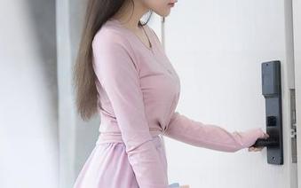 Xiuren秀人网 – 更新不止是瑜伽——抖娘利世写真里藏着的迷离瞬间。