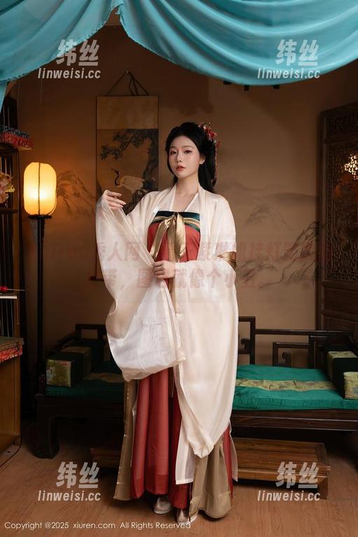 Xiuren秀人网 - 看王紫琳如挂灯笼般的吊带，图包就像个小丑。