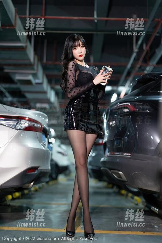 Xiuren秀人网-草莓mm Xiuren秀人网 - 草莓mm毛衣的套图分享,我一开始根本没注意她的表情,全在看那件毛衣了!