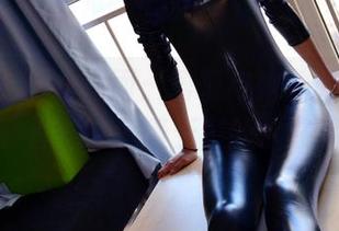 pans – 一体两面：蕾蕾与她的死库水写真，照片似乎藏着无形的水波荡漾。