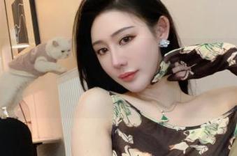 微密圈 – 空姐不爱笑的赛琳全套：我也想在空中飞翔，但先得找个航班！