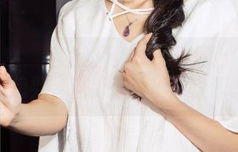 克拉女神 – 佳莹的全套泳装写真：你一定没想到，这游泳池里水很深。