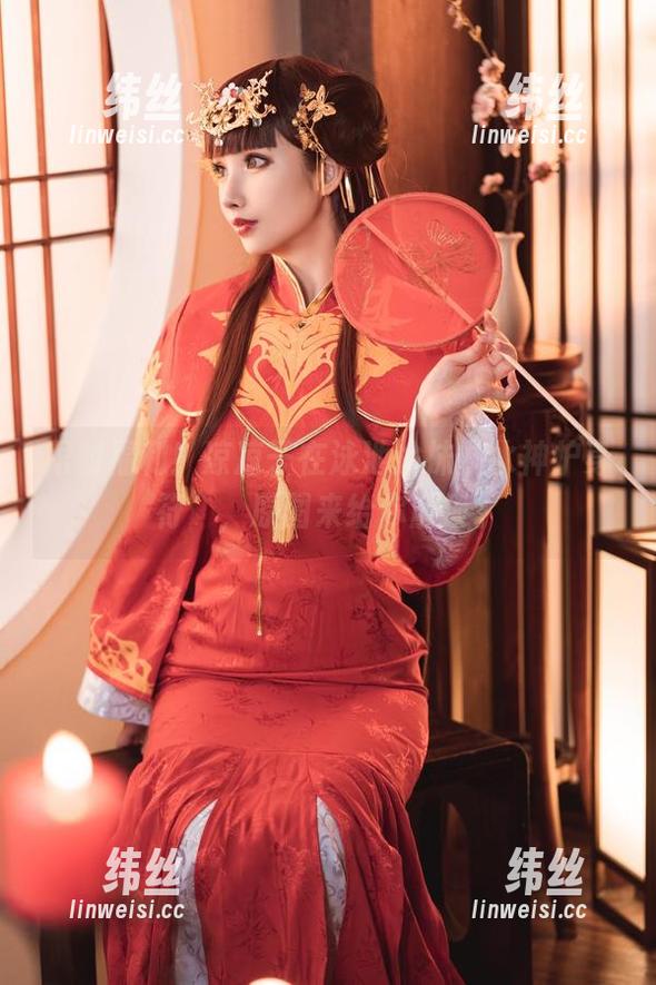 限时福利！凉凉子在泳池涂抹“水神护身符”，原图来给你解锁。