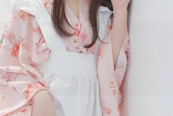 在古川kagura的作品中，芭蕾睡衣不只是睡衣，更像是一种引人入胜的风情，屡屡吸引我的目光。