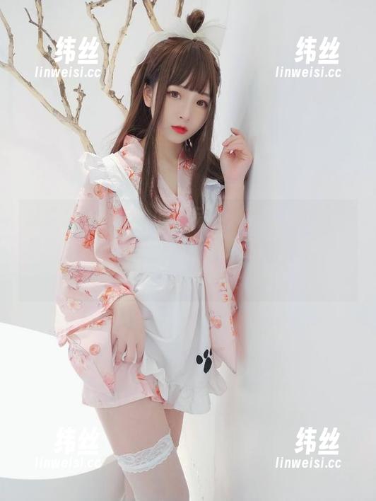 在古川kagura的作品中，芭蕾睡衣不只是睡衣，更像是一种引人入胜的风情，屡屡吸引我的目光。