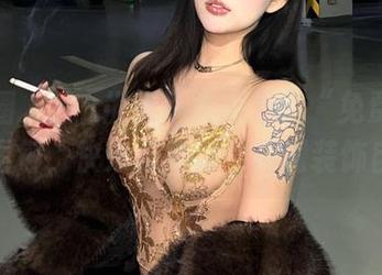 微密圈 – 小u优优子真的发了“免费”的圣诞图包，快来看她怎么用树装饰自己！