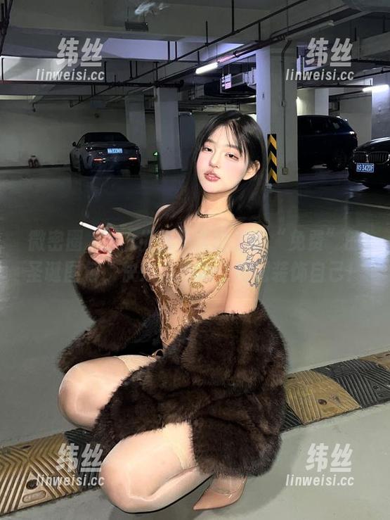 微密圈 - 小u优优子真的发了“免费”的圣诞图包，快来看她怎么用树装饰自己！