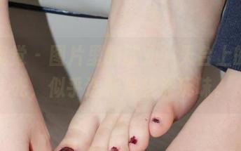 小众视觉 – 图片里的敏儿，天台上的无圣光，似乎透露着些许玩味。