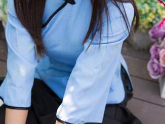 尤果网 – 在无圣光的晦暗中，Maggie的毛衣美得特别，让人想多看几眼