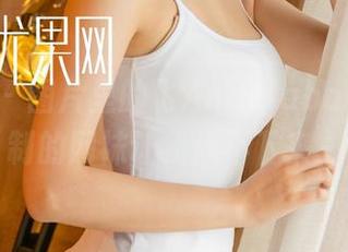 尤果网 – 图片里的飞Angelababy，定制的网袜让我停不下来～