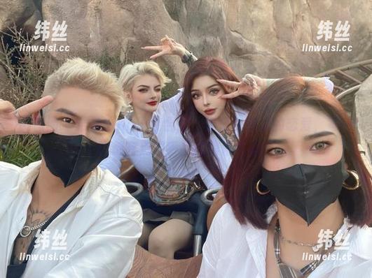 微密圈 - 希希Gina泳装合集，像是在和水的恋爱，每一张都有点湿乎乎的浪漫气息。