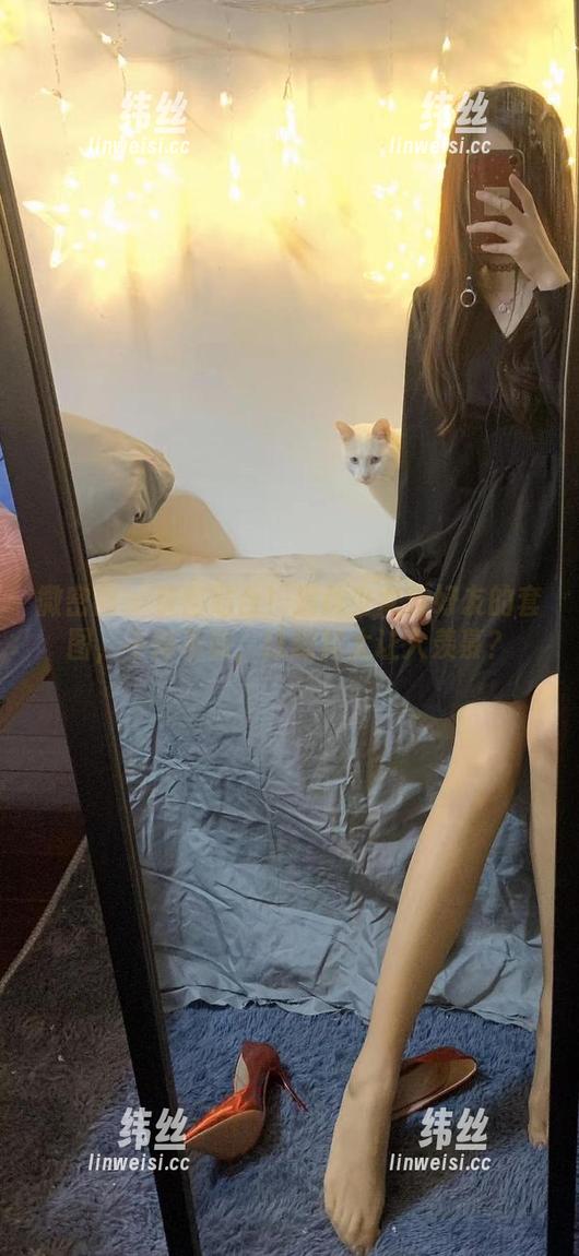 微密圈 - 亲密贴合！提袜少女与好友的套图，不得不说，这默契太让人羡慕？