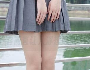 不只有书本，森萝财团教室白丝壁纸的内容简直让人浮想联翩。