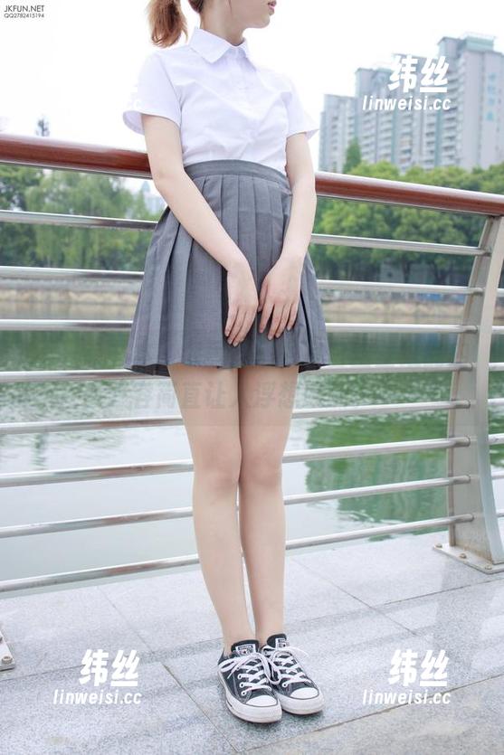 不只有书本，森萝财团教室白丝壁纸的内容简直让人浮想联翩。