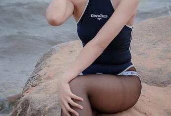 穿着裤里丝的海克斯科技小蛋糕，写真里多了点不可思议，合集里还带着不可言说的暗示。
