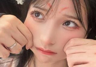 “特软儿Sona在睡裙中藏了些啥？”——作品里幽幽的气息，让思绪飘散开来。