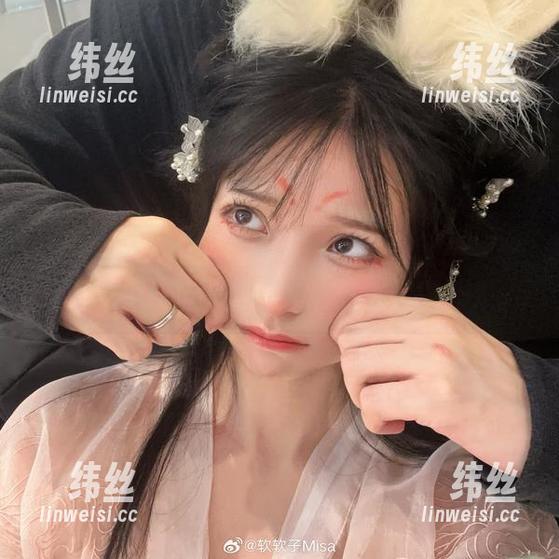“特软儿Sona在睡裙中藏了些啥？”——作品里幽幽的气息，让思绪飘散开来。