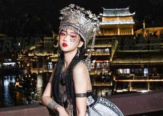 学姐与瓦斯塔亚小龙虾，果然是图库里的风景线。