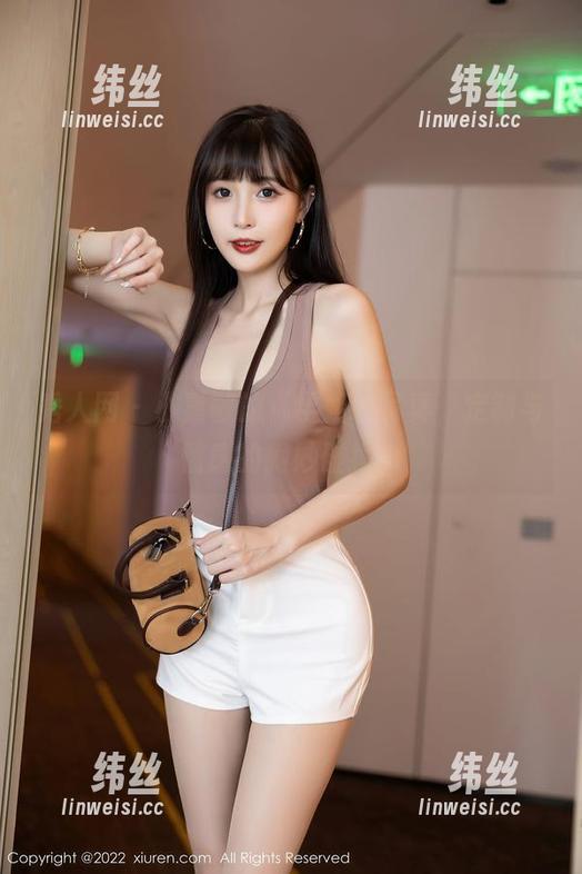 秀人网 - 小嘉敏的“学姐”写真，定制与情感的微妙碰撞。