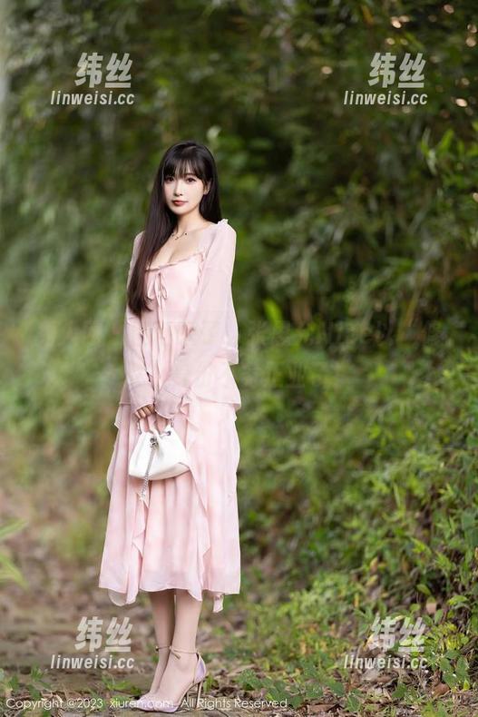秀人网 - 图包来了，张思允Nice以“修女”身份不务正业了！