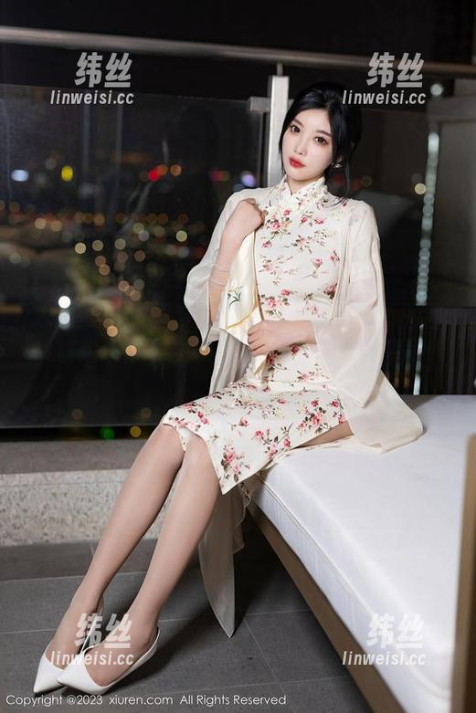 秀人网 - 制服与呐喊：杨晨晨Yome的图集，明明想要优雅上班，却越穿越想开个派对！