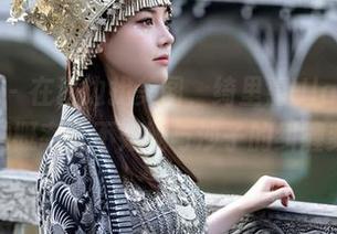 秀人网 – 在海边找美图，绮里嘉Ula与海浪的接触概率远不如她与沙子的纠缠频率！