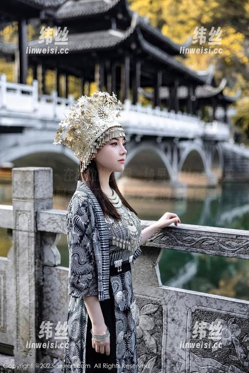 秀人网 - 在海边找美图，绮里嘉Ula与海浪的接触概率远不如她与沙子的纠缠频率！
