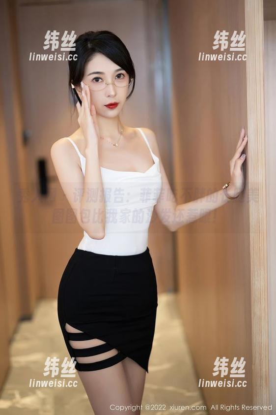 秀人网 - 评测报告：菲菲吃不胖的长腿美图图包比我家的沙发还惹眼！