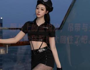 秀人网 – 图片上的金悦汐，吊带与光影，咦，这样的搭配也太随性了吧。