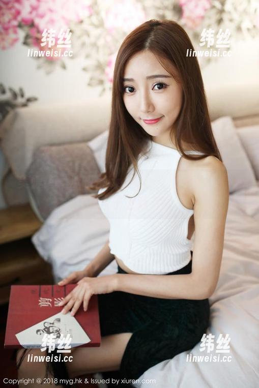 美媛馆 - 沫晓伊baby办公室写真：看她的桌子上藏着啥