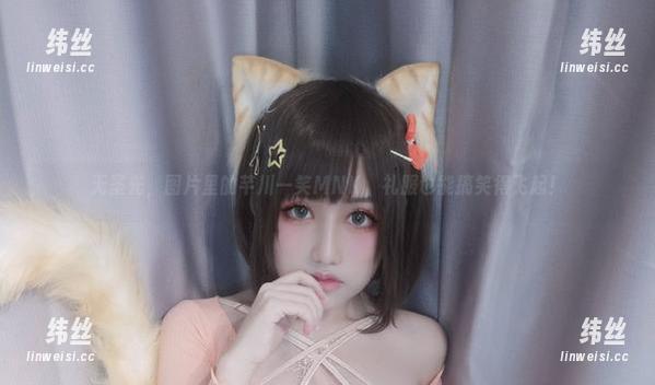 无圣光，图片里的芊川一笑MNK，礼服也能搞笑得飞起！