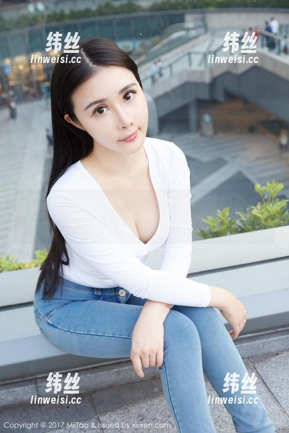 蜜桃社 - 翻开图库，Gina在泳池的姿态像水一样流动