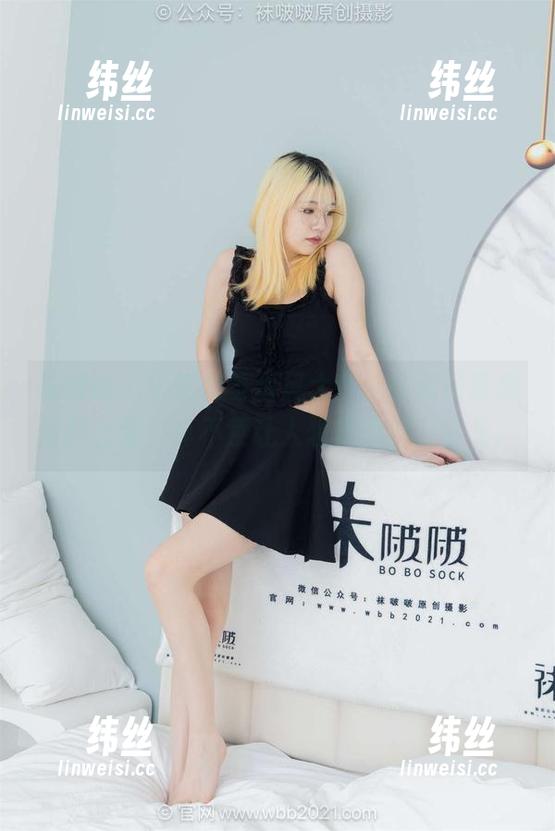 袜啵啵 - 小安转身画风大变，红裙写真集新鲜上架，真不禁让人想多观摩一会儿。