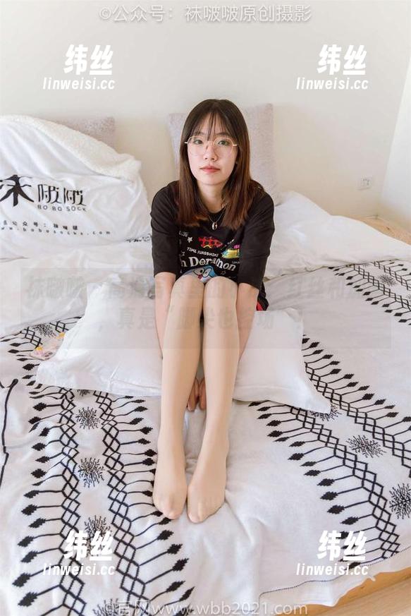 袜啵啵 - 高清写真里的小沫：红丝和加固，真是“脚尖也控场”！