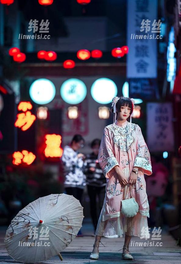 每当我观看阿包也是兔娘的传统长裙女仆作品，就有种莫名的古典气息涌上心头，像是在听久违的古曲。