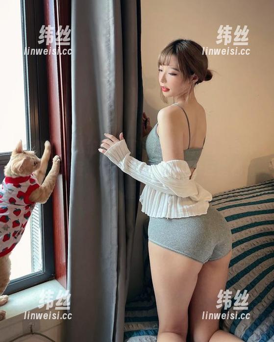 陈妮妮UNI 微密圈 - 私拍中的陈妮妮UNI,白色连体虽说是衣服,但我看着觉得像个巨型棉花糖!