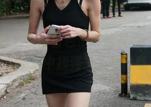 魔镜街拍 – 全套白色吊带连衣裙，婷婷在黑丝的扭动中找到了人生的意义！