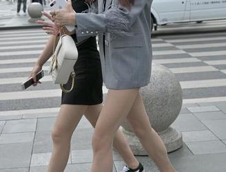 魔镜街拍 – 说走就走的免费图包！艾小青的超短裙+肉丝，让人忍不住点赞。