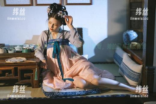 精选图包开启：鹿八岁baby的丝袜！哎呀，她的腿真是长得没话说！